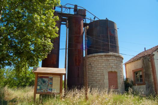 Elementos ferroviarios y panel interpretativo