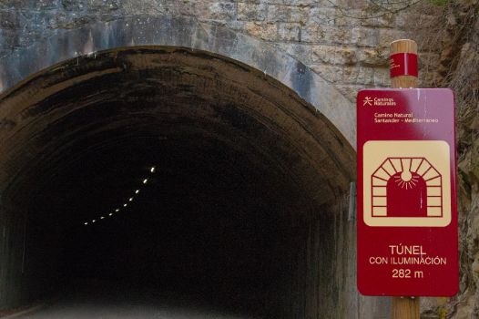 Túnel dotado con iluminación artificial