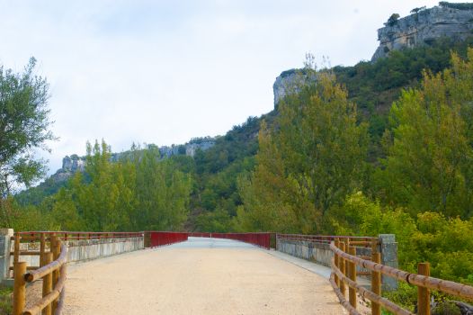 Camino Natural en viaducto sobre el río Nela