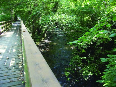 Puente sobre el río de la localidad de Lindes