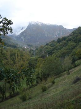 Panorámica de Ricabo desde la senda, con el macizo de Ubiña cubierto por las primeras nevadas del año