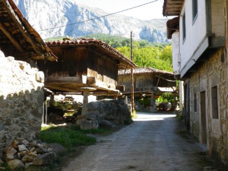 Caleya con hórreos en Riellu