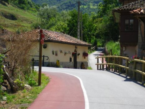 El camino atraviesa la localidad de San Salvador