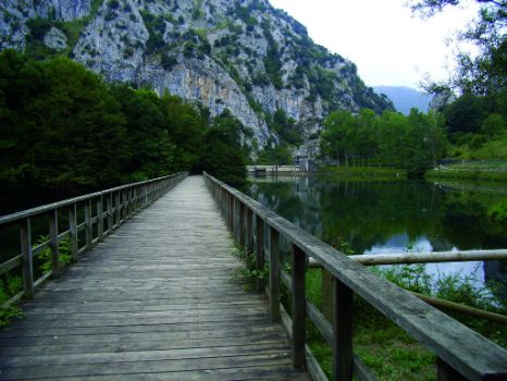 Pasarela de madera sobre el embalse de Valdemurio