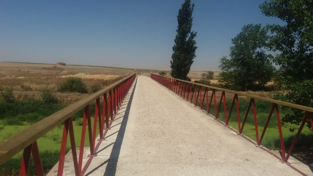 Pasarela sobre el río Valdeginate en Castromocho