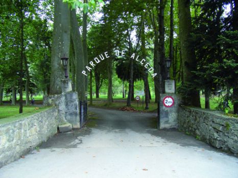 Entrada al parque de la Alceda. Inicio de ruta de Ontaneda