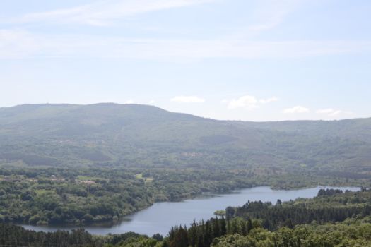 Embalse de las Conchas desde el Camino Natural
