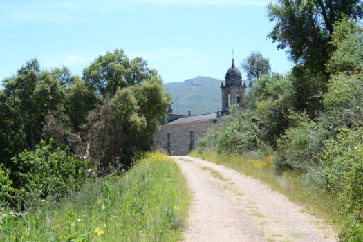 Llegando a A Veiga de Cascalla lo primero que se ve es la iglesia de Alberguería