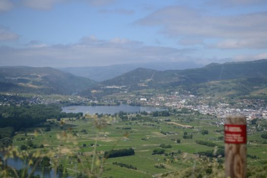 Viastas de A Rúa (derecha), Petín (izquierda) y el embalse de San Martiño (centro)