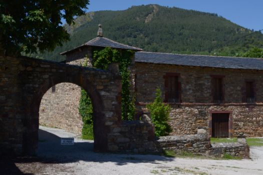 Entrada del nonasterio de Xagoaza, hoy convertido en bodega