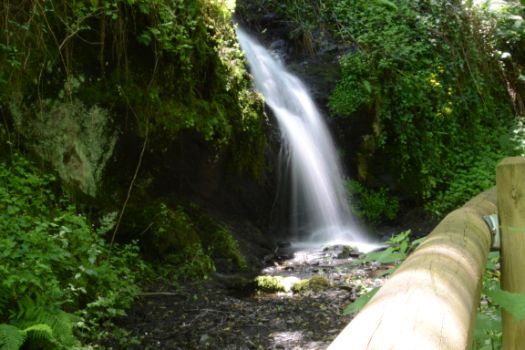 Cascada en uno de los arroyos por los que pasa el Camino