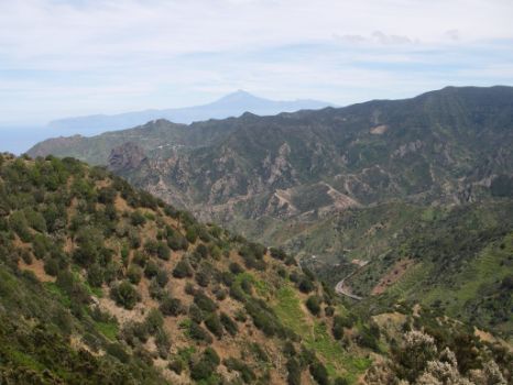 La silueta del Teide sobresale por encima de las montañas de La Gomera