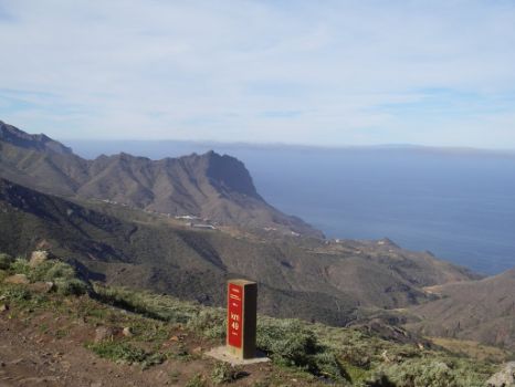 Panorámica de la costa desde el camino , con El Hierro apareciendo en el horizonte