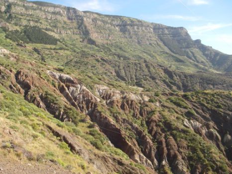 Cárcavas en el Lomo del Balo, bajo el farrallón de basalto del Lomo del Carretón