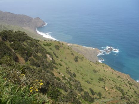 El camino ofrece espectaculares vistas de la costa de Arguamul