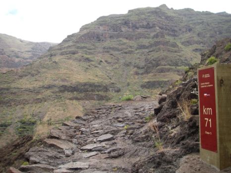 El camino asciende por las escarpadas laderas del Barranco de Valle Gran Rey