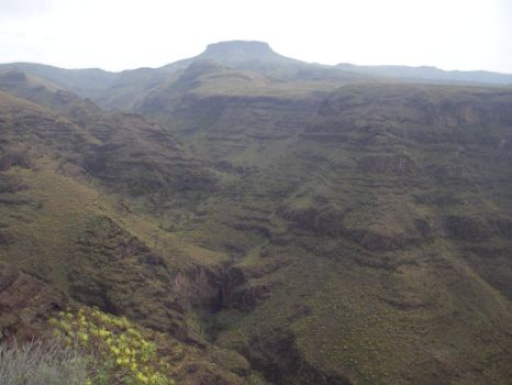 Barranco de Iguala, con la inconfundible silueta de la Fortaleza de Chipude al fondo