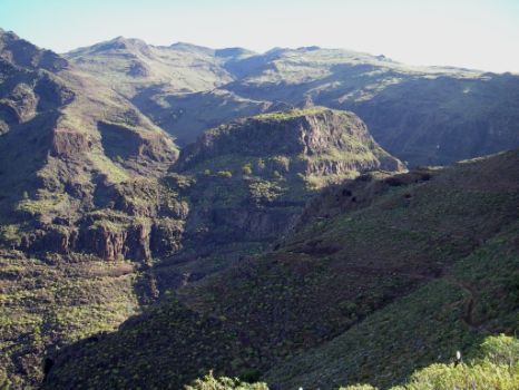 Lomas y barrancos constituyen el distintivo del paisaje gomero