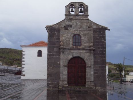 Iglesia de San Salvador en Alajeró, con su característica fachada de piedra