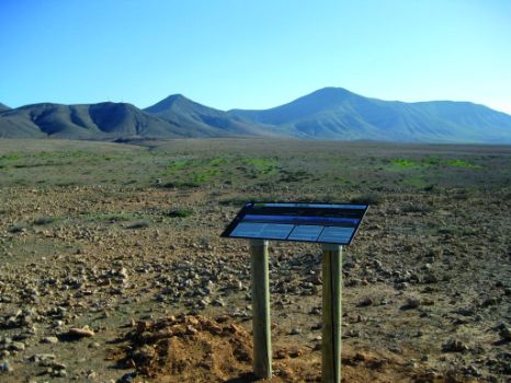Mesa informativa de las montañas que se dibujan en el horizonte
