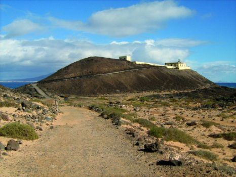 Faro sobre la montaña de Martiño, al final del sendero