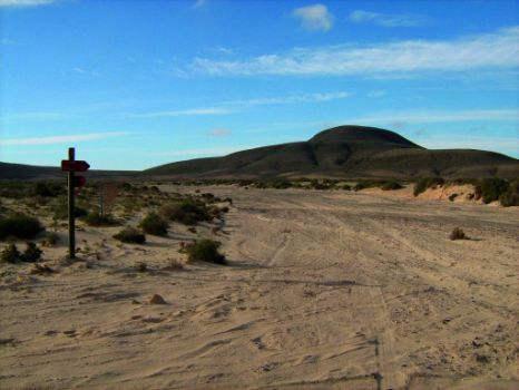 A partir de la Majada de las Pilas el sendero transita sobre arena blanca