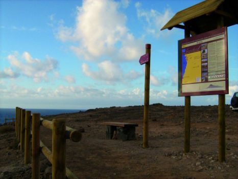 Carteles informativos en la playa de Esquinzo