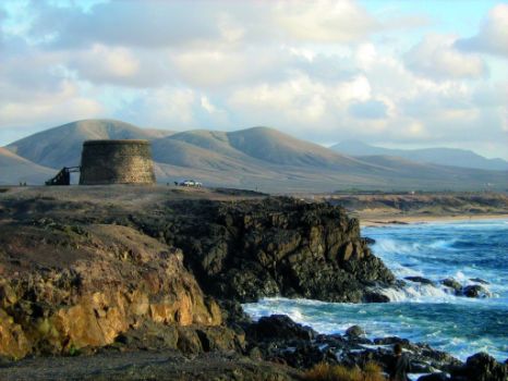 Imagen de la fortaleza del Tostón sobre los acantilados