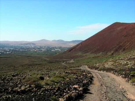 Vistas del Calderón Hondo. Al fondo, el pueblo de Lajares