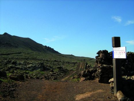 Monumento Natural del Malpaís de la Arena y Montaña de la Arena al fondo