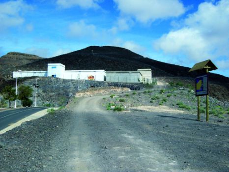 El sendero abandona la carretera y toma una pista de tierra a la derecha