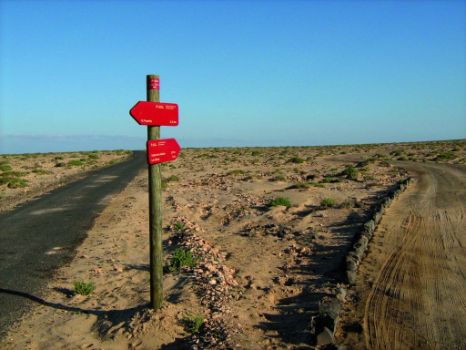 Señal vertical que indica el camino hacia la Caleta de La Madera
