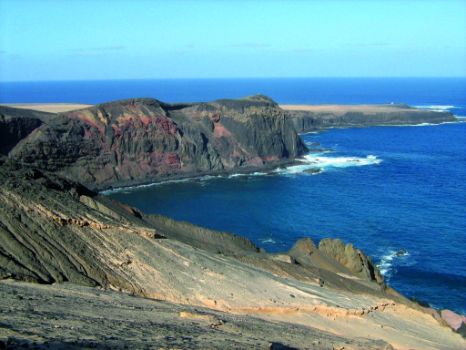 Panorámica de la Caleta de La Madera y de la Punta del Pesebre, al fondo