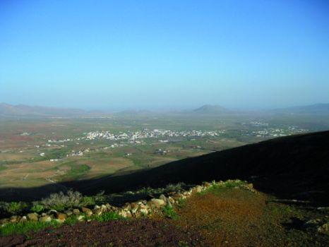 Vistas de la población de Antigua desde el camino