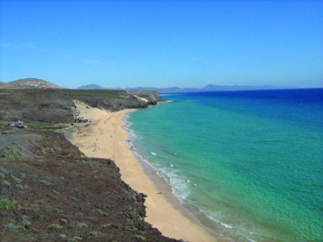 El camino baja hasta la playa del Mal Nombre y la atraviesa por la arena