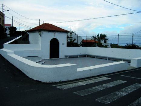 Plaza de Miguel Barrera, en Echedo, donde se levanta la ermita con las imágenes de San Lorenzo y la Virgen de la Candelaria