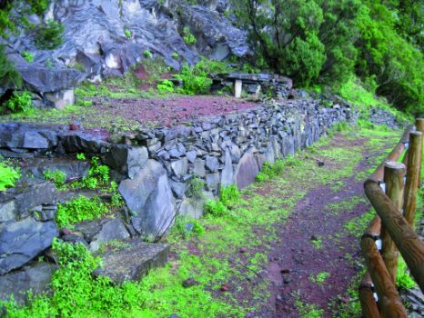 Zona de descanso construida en piedra