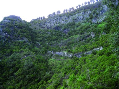 El sendero desciende por una ladera hacia el Valle de El Golfo