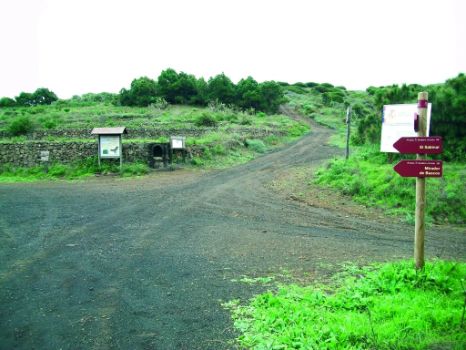 El tramo del sendero atraviesa una zona de prados y matorrales