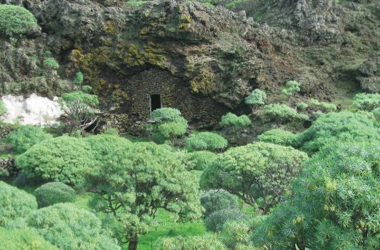 Refugio de pastores construido en una cueva