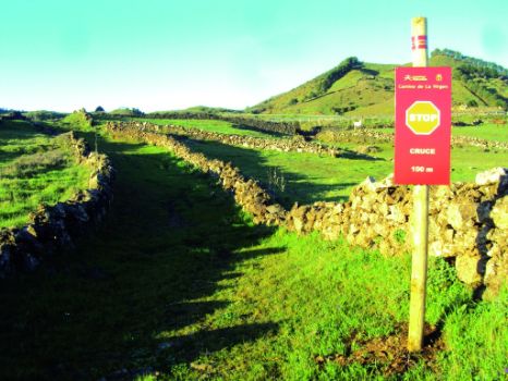 Señalización de cruce en el Camino de la Virgen