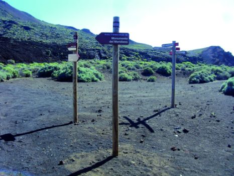 Cruce de pistas en el GR-131 en dirección al Faro de Orchilla y al monumento al Meridiano Cero
