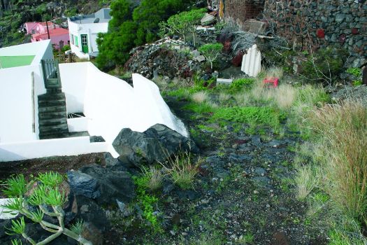 Imagen del sendero tras atravesar la calle García Escámez, en el Puerto de La Estaca