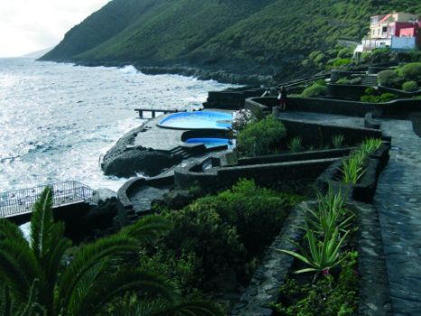 Piscinas de agua marina en La Caleta