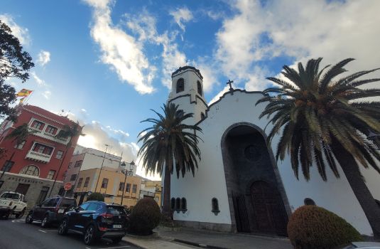 Iglesia de Nuestra Señora de Monserrat junto al Ayuntamiento de los Sauces.