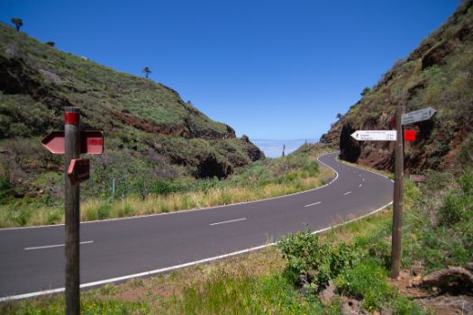 On some sections the path uses the carriageway of the LP-114