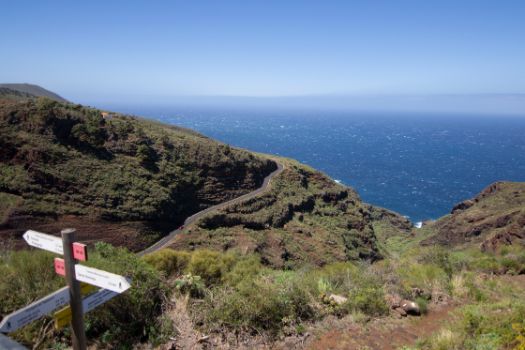 Vistas hacia el océano Atlántico antes de descender por la ladera del barranco del Atajo