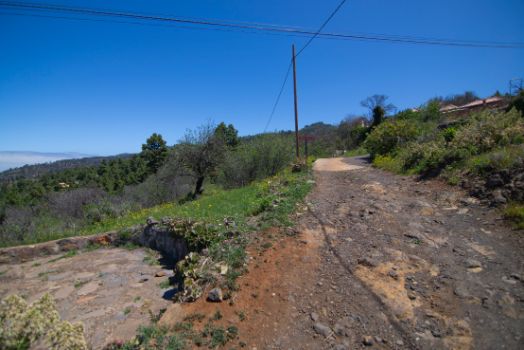Una era tradicional a la izquierda del Camino Natural