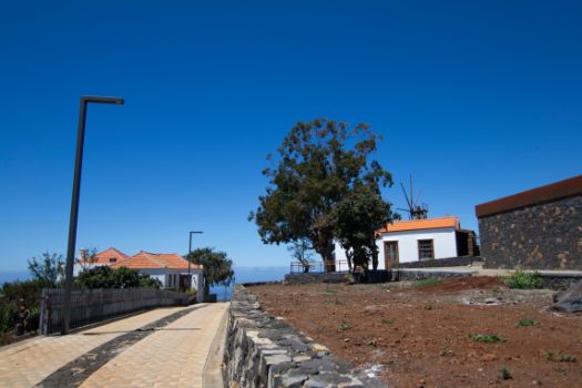 El camino pasa por las calles de Puntagorda, donde se puede ver un molino de viento tradicional