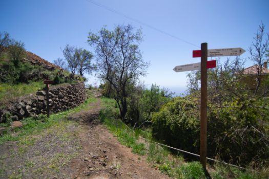 Después de un tramo por pista, el camino continúa por un sendero con vistas al Atlántico. 
